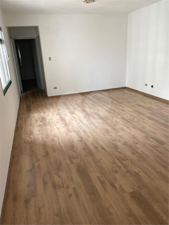 Apartamento clássico com 84m² em Pinheiros com ambientes espaçosos.