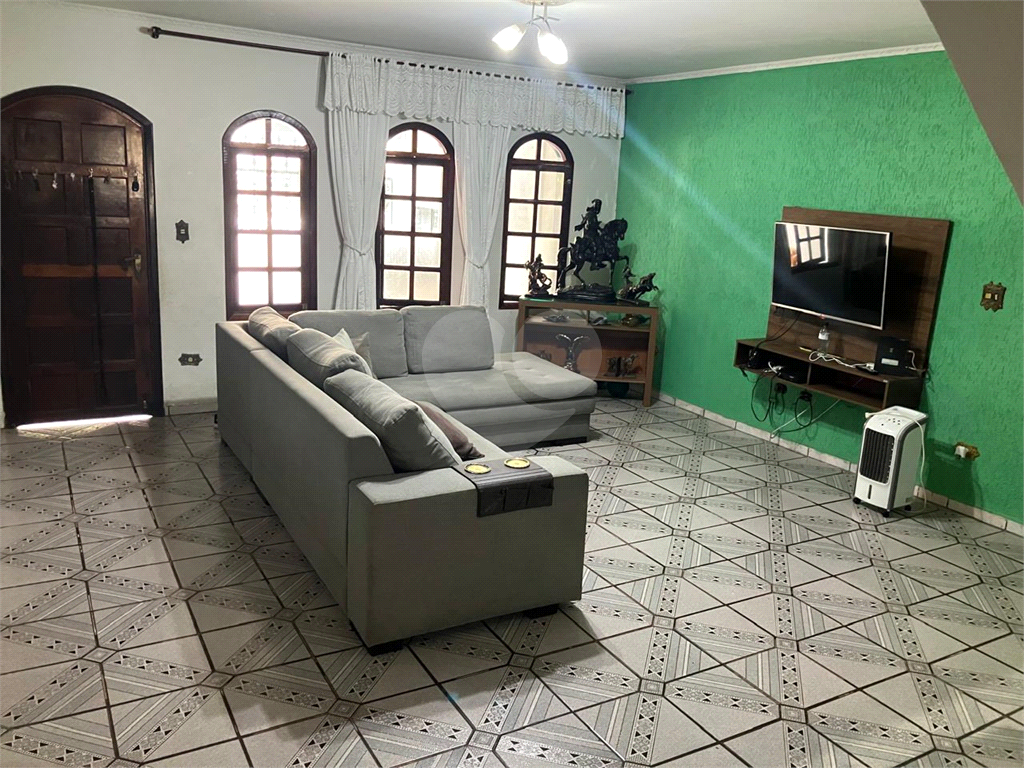 Sobrado Espaçoso 206m² no Parque Continental I – Conforto e Localização Estratégica
