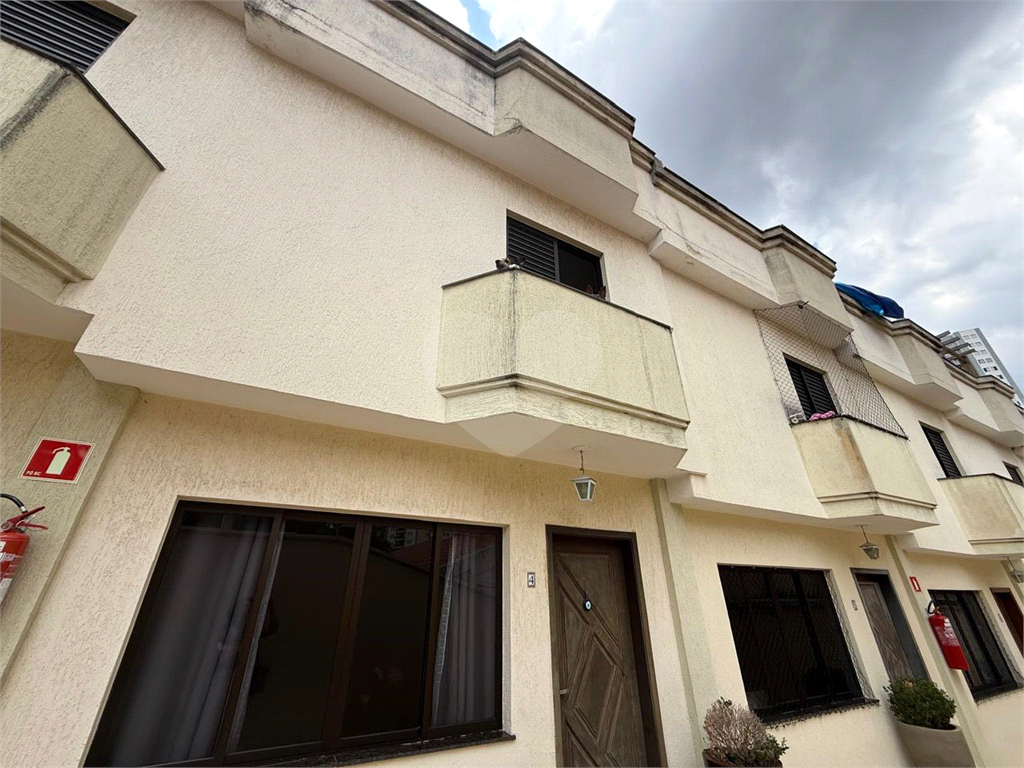 Casa condomínio fechado 03 dormitórios 