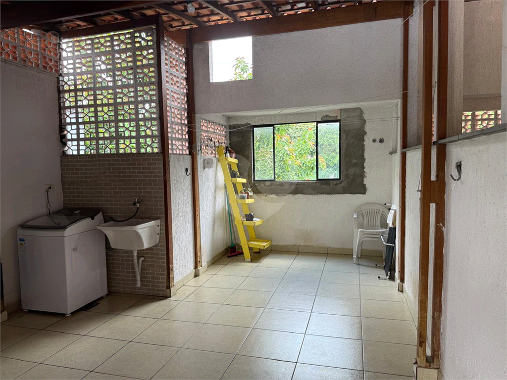 Casa condomínio fechado 03 dormitórios 