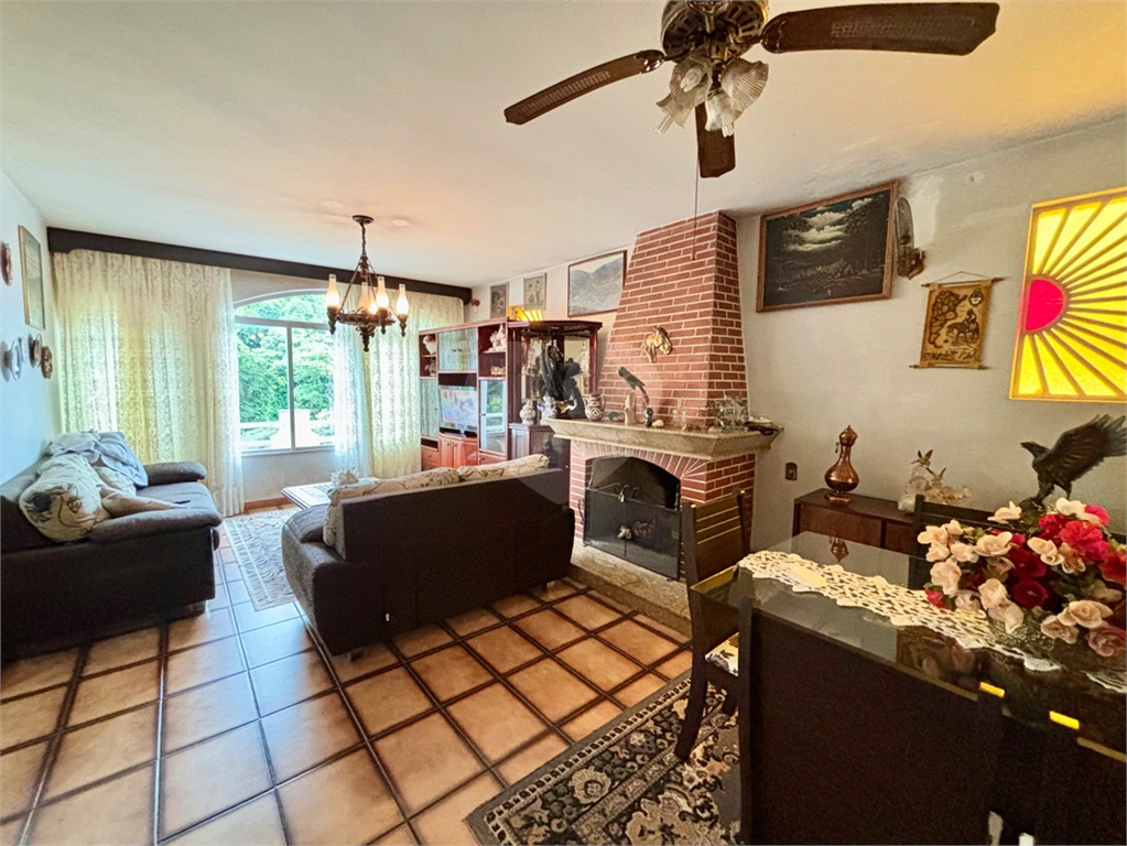 Sobrado com 5 dormitórios, piscina, salão de festas e 7 vagas na Vila Albertina.