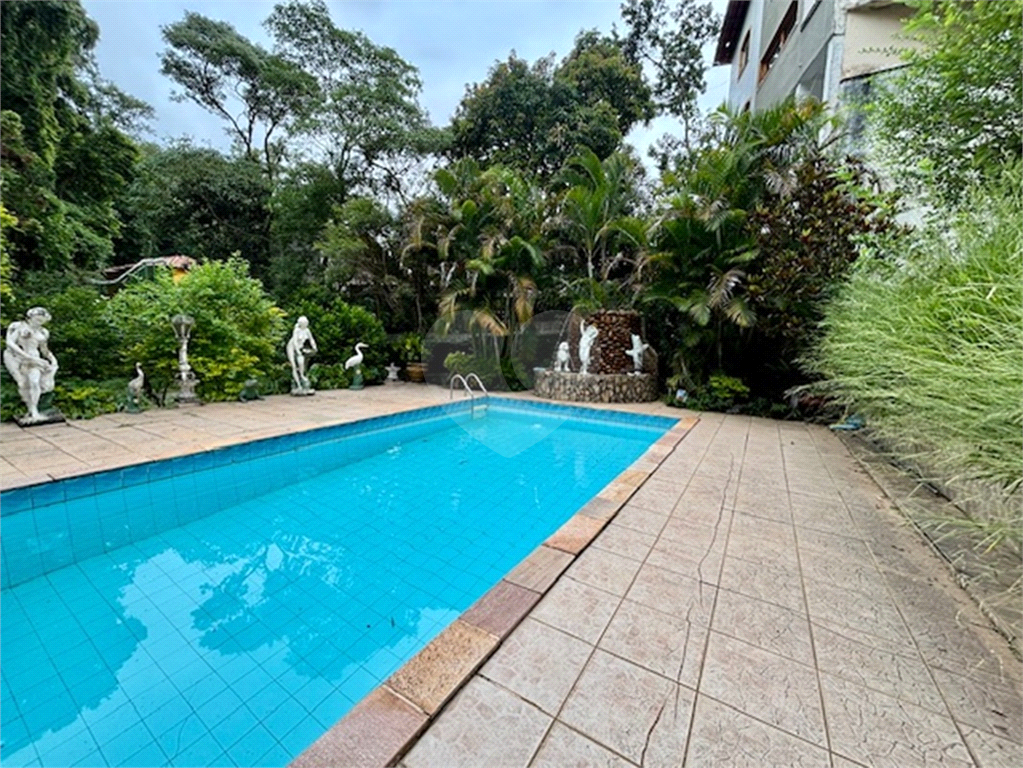 Sobrado com 5 dormitórios, piscina, salão de festas e 7 vagas na Vila Albertina.