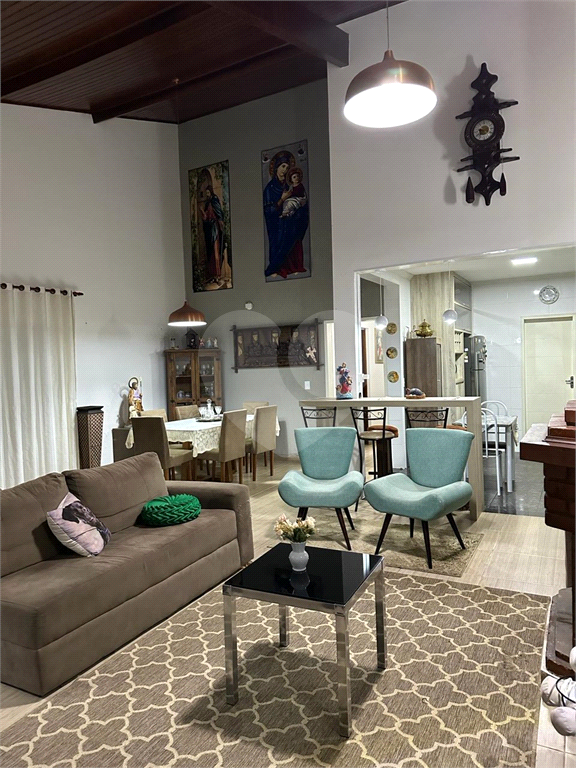 Casa térra com 3 dormitórios, 2 suítes, área gormet, piscina e 7 vagas