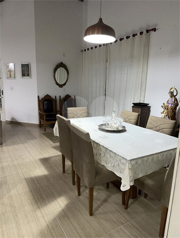 Casa térra com 3 dormitórios, 2 suítes, área gormet, piscina e 7 vagas