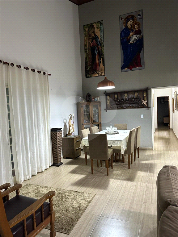 Casa térra com 3 dormitórios, 2 suítes, área gormet, piscina e 7 vagas