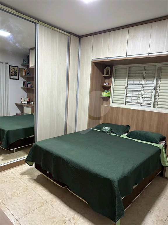 Casa térra com 3 dormitórios, 2 suítes, área gormet, piscina e 7 vagas