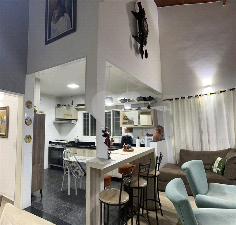 Casa térra com 3 dormitórios, 2 suítes, área gormet, piscina e 7 vagas