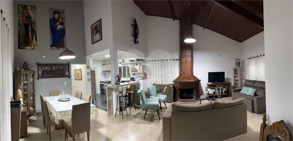 Casa térra com 3 dormitórios, 2 suítes, área gormet, piscina e 7 vagas