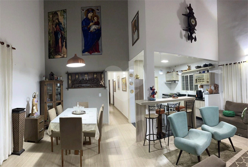 Casa térra com 3 dormitórios, 2 suítes, área gormet, piscina e 7 vagas