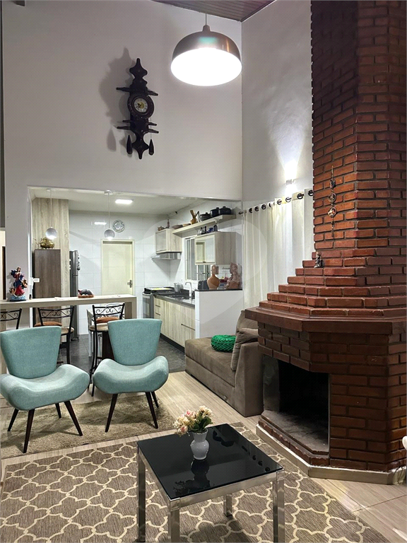 Casa térra com 3 dormitórios, 2 suítes, área gormet, piscina e 7 vagas