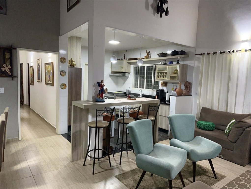 Casa térra com 3 dormitórios, 2 suítes, área gormet, piscina e 7 vagas