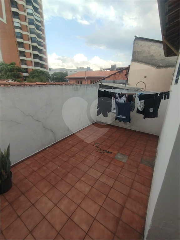 Casa à Venda com 2 Quartos, Quintal e 2 Vagas Próxima ao Comércio