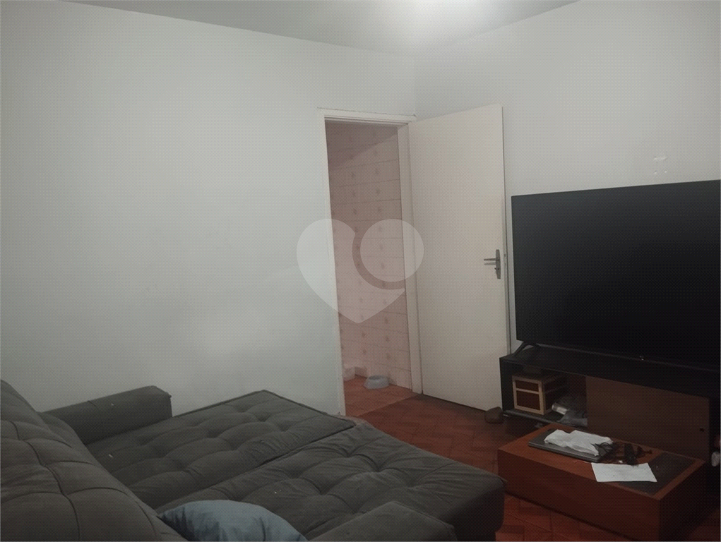 Casa à Venda com 2 Quartos, Quintal e 2 Vagas Próxima ao Comércio