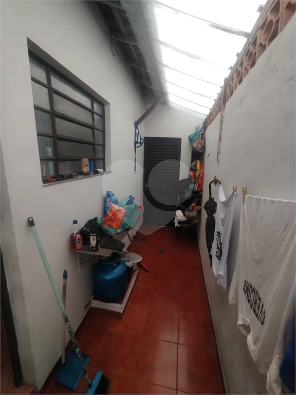 Casa à Venda com 2 Quartos, Quintal e 2 Vagas Próxima ao Comércio