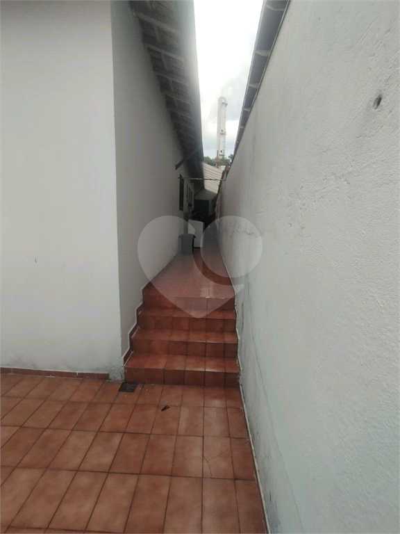 Casa à Venda com 2 Quartos, Quintal e 2 Vagas Próxima ao Comércio