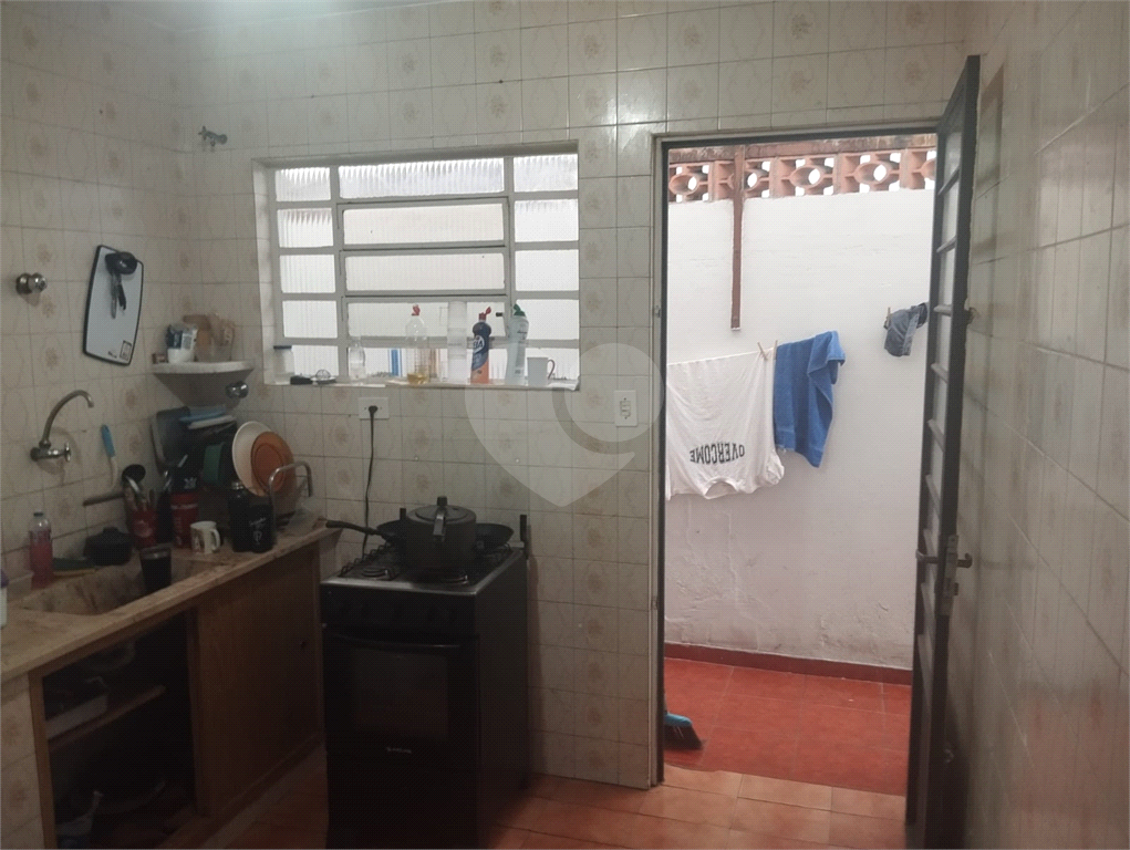 Casa à Venda com 2 Quartos, Quintal e 2 Vagas Próxima ao Comércio