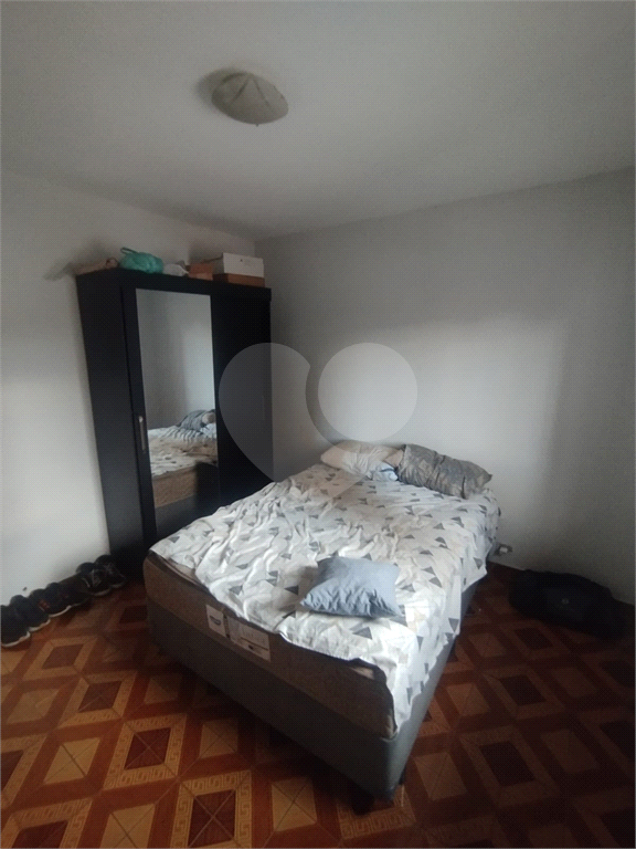 Casa à Venda com 2 Quartos, Quintal e 2 Vagas Próxima ao Comércio