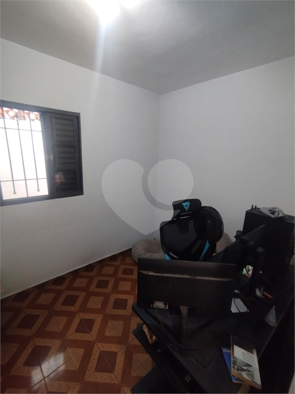 Casa à Venda com 2 Quartos, Quintal e 2 Vagas Próxima ao Comércio