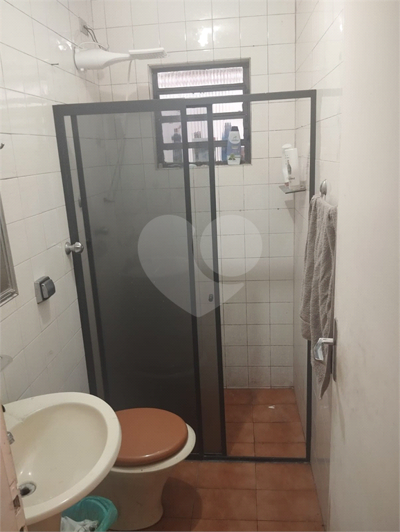 Casa à Venda com 2 Quartos, Quintal e 2 Vagas Próxima ao Comércio