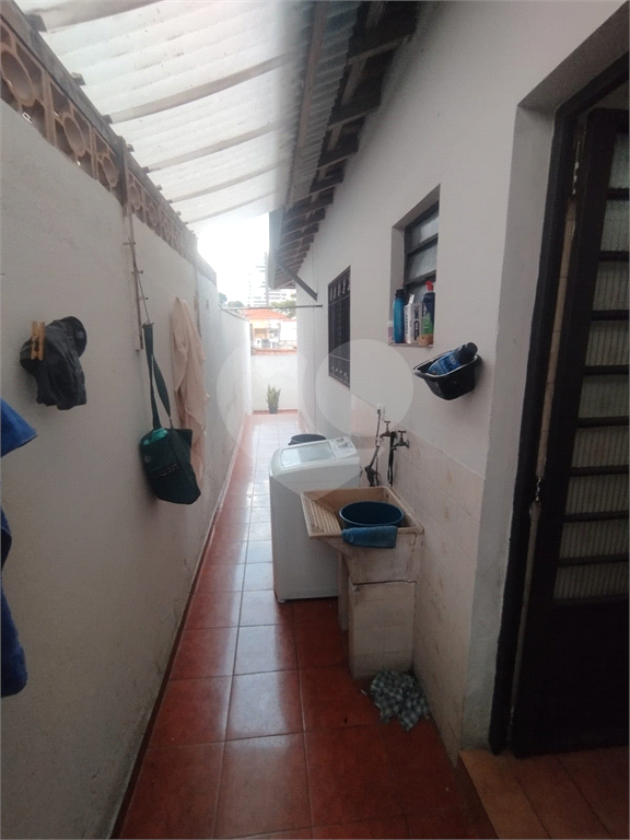 Casa à Venda com 2 Quartos, Quintal e 2 Vagas Próxima ao Comércio