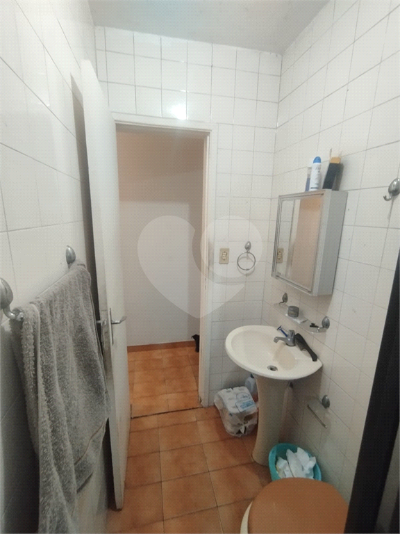 Casa à Venda com 2 Quartos, Quintal e 2 Vagas Próxima ao Comércio