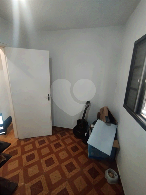 Casa à Venda com 2 Quartos, Quintal e 2 Vagas Próxima ao Comércio