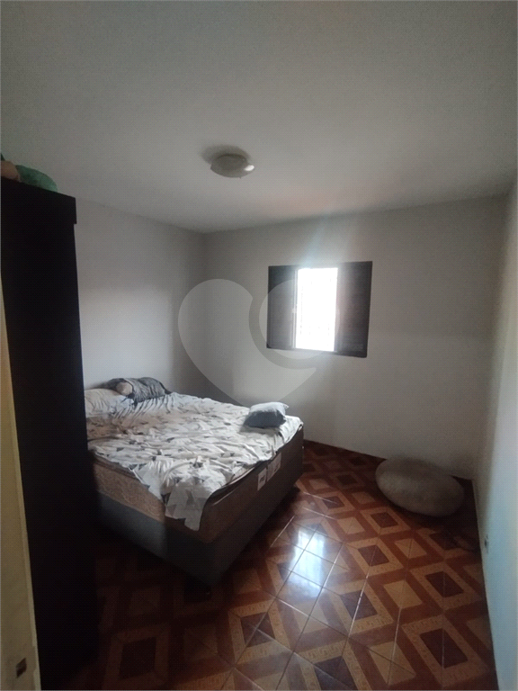 Casa à Venda com 2 Quartos, Quintal e 2 Vagas Próxima ao Comércio