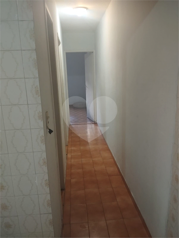 Casa à Venda com 2 Quartos, Quintal e 2 Vagas Próxima ao Comércio