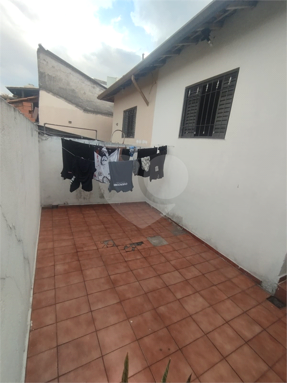 Casa à Venda com 2 Quartos, Quintal e 2 Vagas Próxima ao Comércio