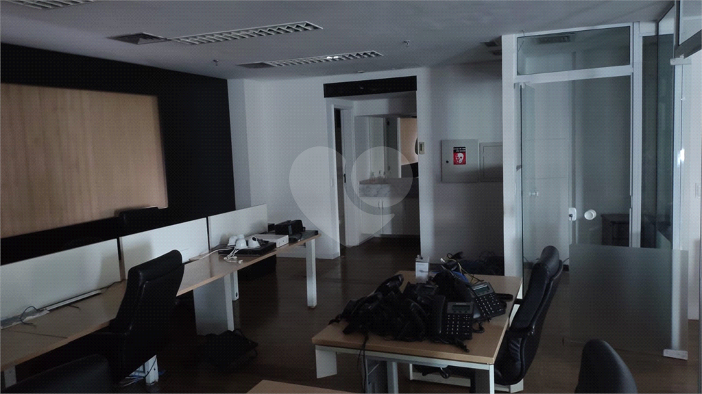 SALA COMERCIAL MOBILIADA ANDAR INTEIRO COM 240M2 VENDA OU LOCAÇÃO NO BROOKLIN VENDER ALUGAR