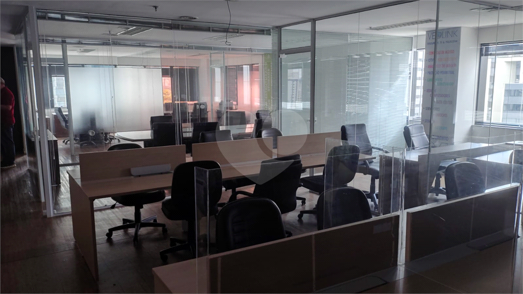 SALA COMERCIAL MOBILIADA ANDAR INTEIRO COM 240M2 VENDA OU LOCAÇÃO NO BROOKLIN VENDER ALUGAR