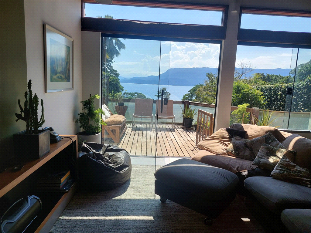 Casa em Ilhabela a venda com1422 m² de terreno e linda vista.