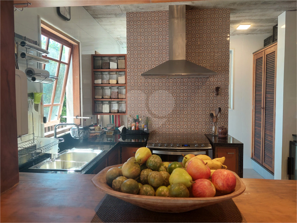 Casa em Ilhabela a venda com1422 m² de terreno e linda vista.