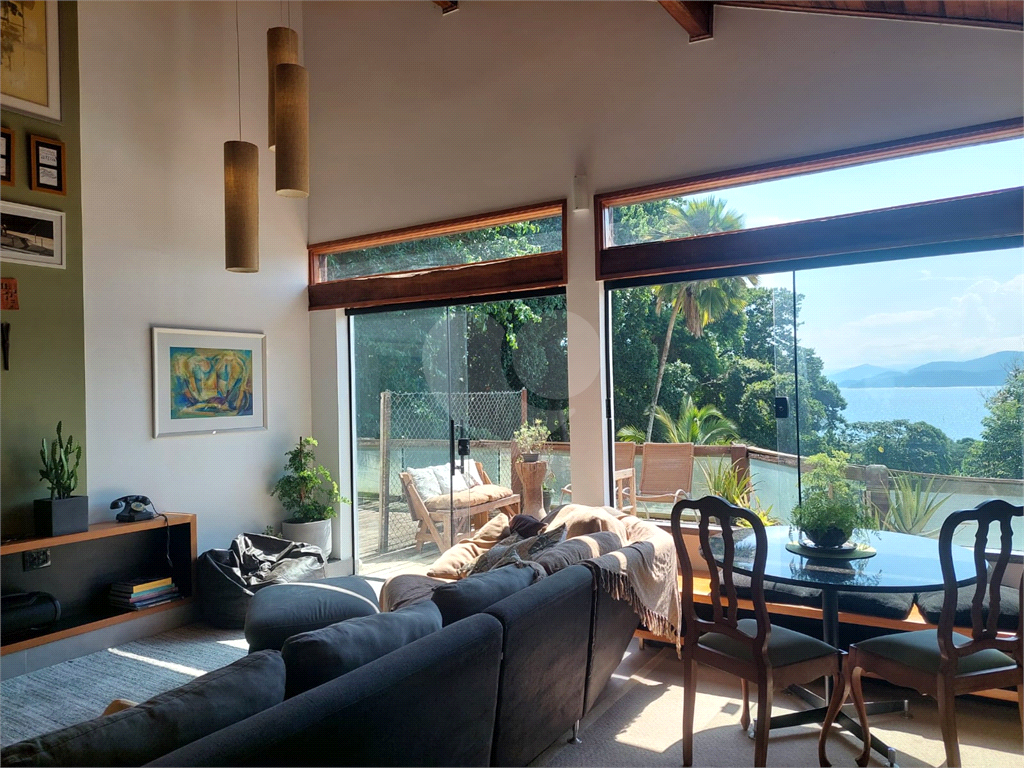 Casa em Ilhabela a venda com1422 m² de terreno e linda vista.