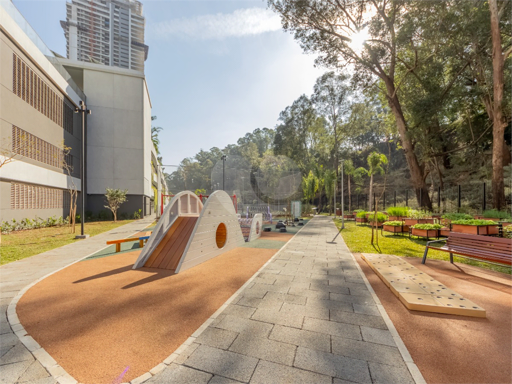 Descubra o ápice do luxo e  neste magnífico apartamento, situado no 37º andar do Parque Global