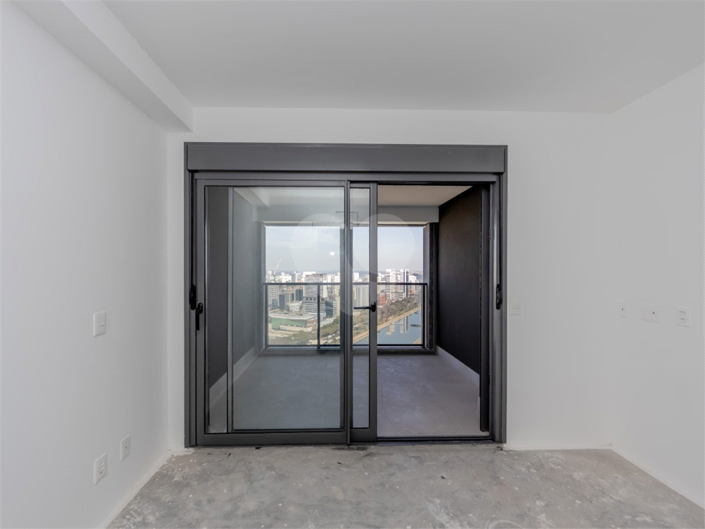 Descubra o ápice do luxo e  neste magnífico apartamento, situado no 37º andar do Parque Global