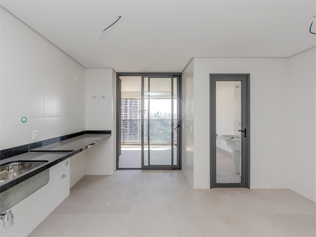 Descubra o ápice do luxo e  neste magnífico apartamento, situado no 37º andar do Parque Global