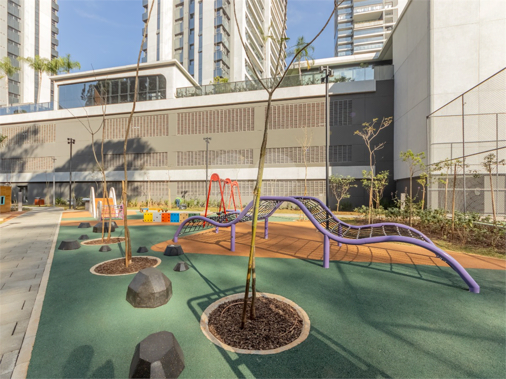 Descubra o ápice do luxo e  neste magnífico apartamento, situado no 37º andar do Parque Global