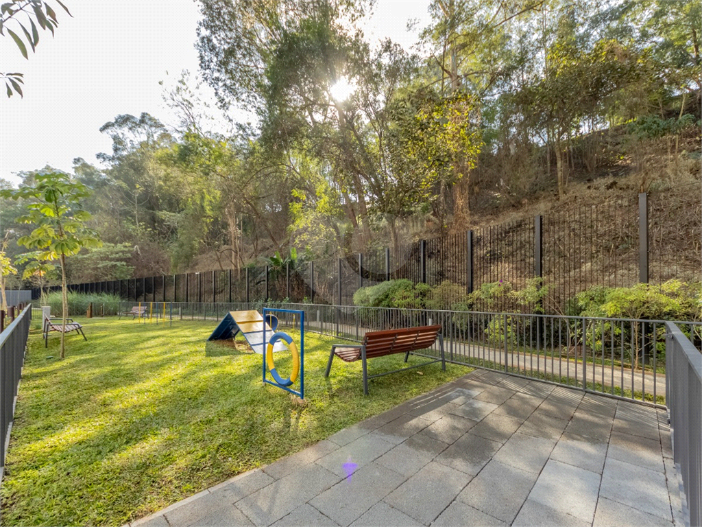 Descubra o ápice do luxo e  neste magnífico apartamento, situado no 37º andar do Parque Global