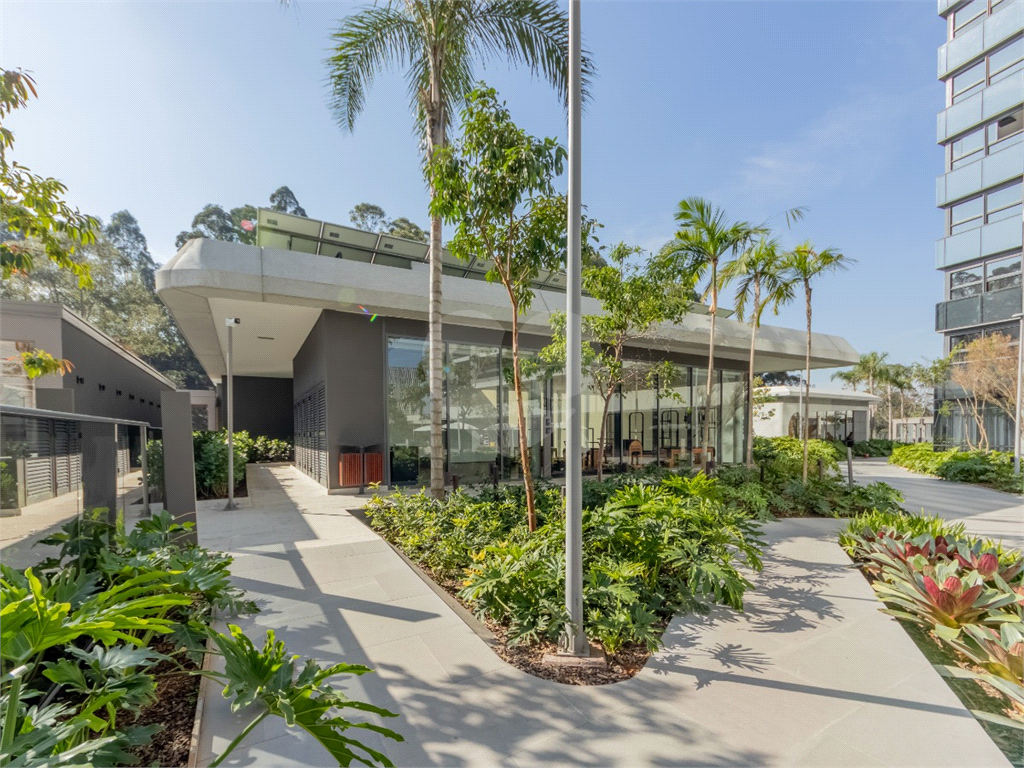 Descubra o ápice do luxo e  neste magnífico apartamento, situado no 37º andar do Parque Global