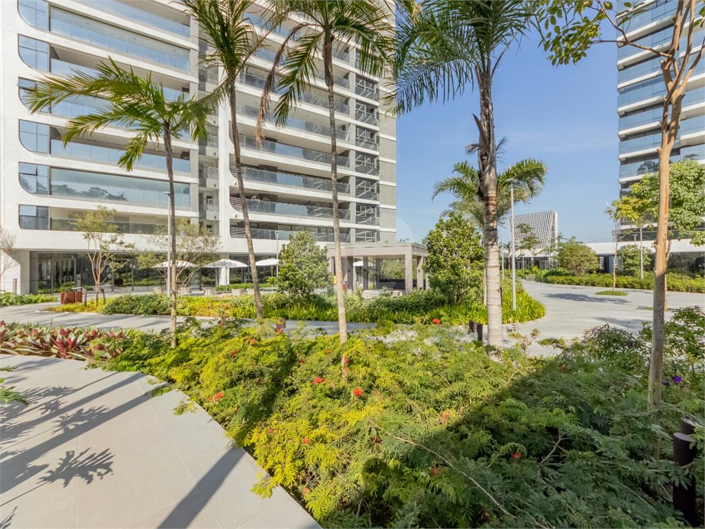 Descubra o ápice do luxo e  neste magnífico apartamento, situado no 37º andar do Parque Global