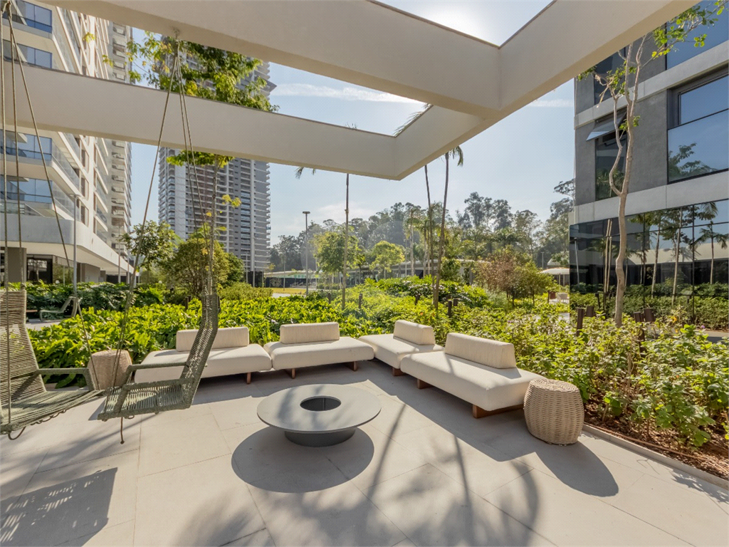 Descubra o ápice do luxo e  neste magnífico apartamento, situado no 37º andar do Parque Global