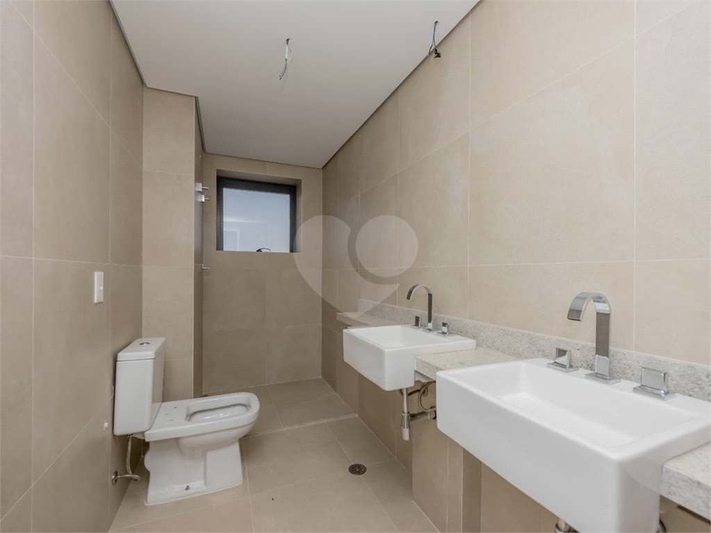 Descubra o ápice do luxo e  neste magnífico apartamento, situado no 37º andar do Parque Global