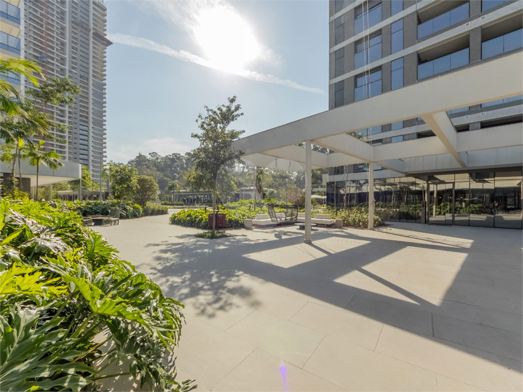 Descubra o ápice do luxo e  neste magnífico apartamento, situado no 37º andar do Parque Global