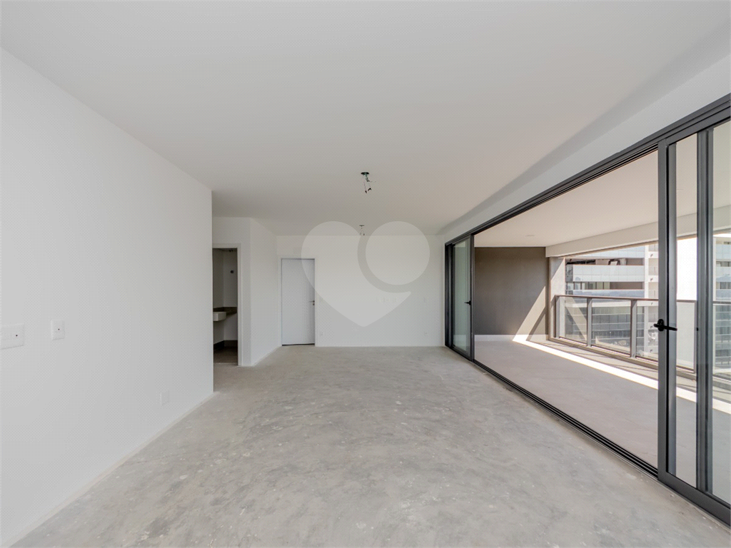 Descubra o ápice do luxo e  neste magnífico apartamento, situado no 37º andar do Parque Global