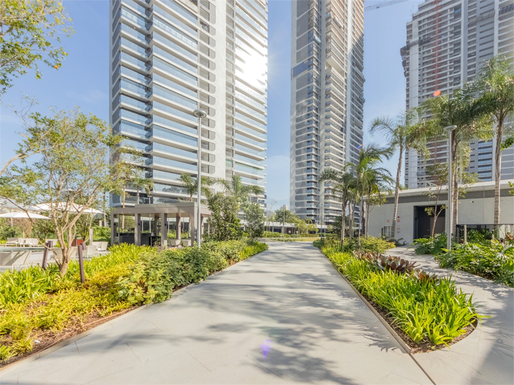 Descubra o ápice do luxo e  neste magnífico apartamento, situado no 37º andar do Parque Global