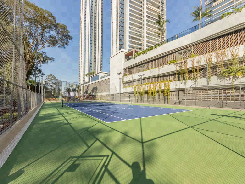 Descubra o ápice do luxo e  neste magnífico apartamento, situado no 37º andar do Parque Global