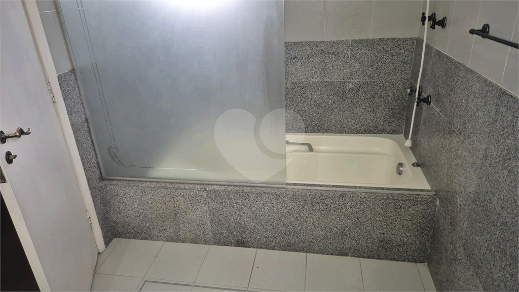 VENDA - Casa térrea Sensacional  Condomínio em Santana – 4 Quartos (3 suítes) – 6 Vagas  (3cobertas e 3 descobertas)
