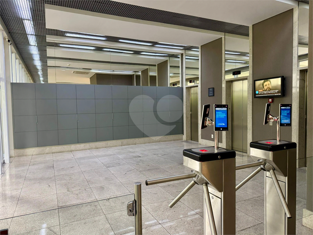 Sala Comercial à Venda ou locação no Bairro Pompéia – 40 m² com 1 Vaga de Garagem e sacada, 