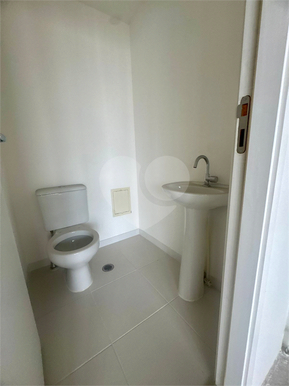 Sala Comercial à Venda ou locação no Bairro Pompéia – 40 m² com 1 Vaga de Garagem e sacada, 